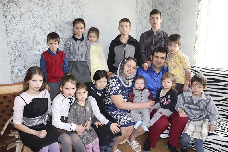 Многодетная семья какие изменения. Самая многодетная семья. Самая большая семья в Беларуси. Холодович самая многодетная Беларусь. Самая многодетная семья в Белоруссии.