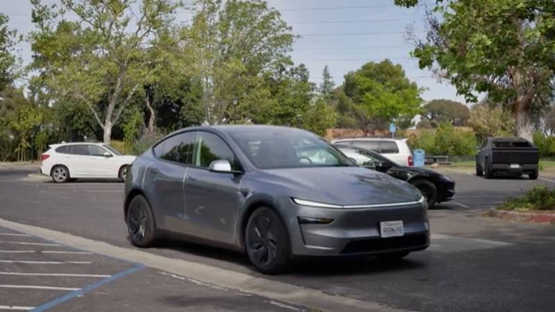 Tesla запускает испытание автономного